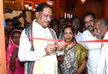 मुख्यमंत्री ने दोकड़ा में पीएम आवास योजना के हितग्राही संतु चक्रेस को चाबी देकर गृह प्रवेश कराया