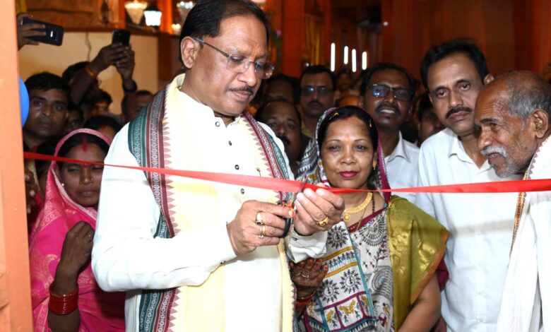 मुख्यमंत्री ने दोकड़ा में पीएम आवास योजना के हितग्राही संतु चक्रेस को चाबी देकर गृह प्रवेश कराया मुख्यमंत्री ने दोकड़ा में पीएम आवास योजना के हितग्राही संतु चक्रेस को चाबी देकर गृह प्रवेश कराया