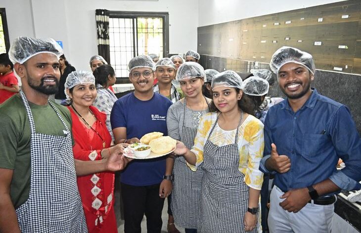 युवतियों के साथ-साथ युवक भी ले रहे पाककला में प्रशिक्षण युवतियों के साथ-साथ युवक भी ले रहे पाककला में प्रशिक्षण