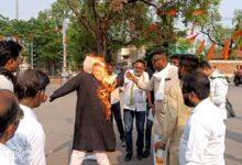 कर्नल सोफिया कुरैशी पर टिप्पणी: कांग्रेस ने फूंका मंत्री विजय शाह का पुतला