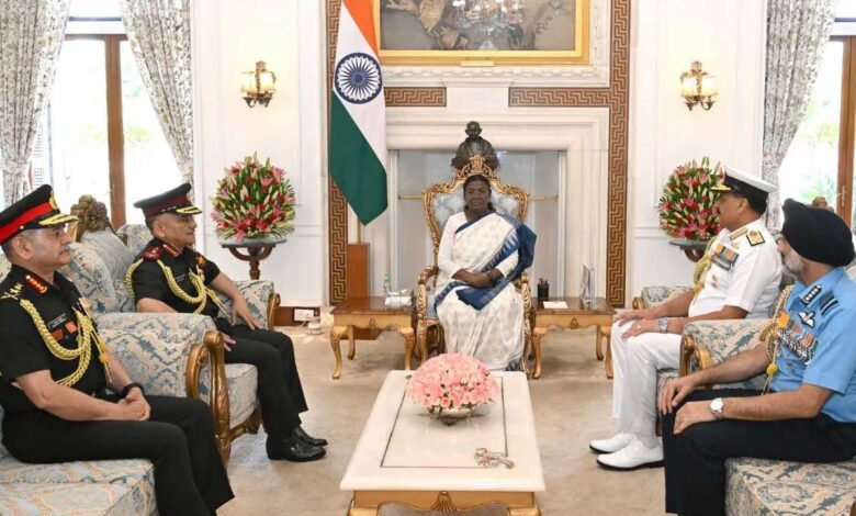 तीनों सेना प्रमुखों के साथ राष्ट्रपति भवन पहुंचे CDS चौहान तीनों सेना प्रमुखों के साथ राष्ट्रपति भवन पहुंचे CDS चौहान