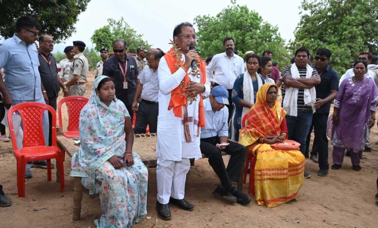 तेज हवाओं के बीच ढोढरीकला में अचानक उतरा मुख्यमंत्री का हेलिकॉप्टर,महुआ पेड़ के नीचे लगाई चौपाल तेज हवाओं के बीच ढोढरीकला में अचानक उतरा मुख्यमंत्री का हेलिकॉप्टर,महुआ पेड़ के नीचे लगाई चौपाल