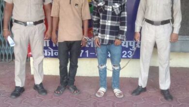 मोटर सायकल एवं मोबाईल फोन छीनने वाले 02 आरोपी एवं विधि के साथ संघर्षरत 02 बालक सहित कुल 04 गिरफ्तार