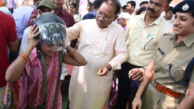 मुख्यमंत्री श्री विष्णु देव साय ने चौपाल में अपने हाथों से दो युवाओं को पहनाया हेलमेट