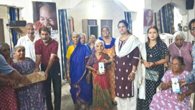 वैदिक ग्रुप की एम डी सैय्यद सलमा ने मदर्स डे पर पुरी टीम के साथ वृघ्द आश्रम में बिताए कुछ पल दिया उपहार