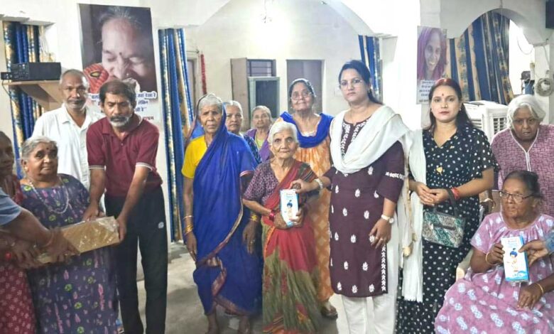 वैदिक ग्रुप की एम डी सैय्यद सलमा ने मदर्स डे पर पुरी टीम के साथ वृघ्द आश्रम में बिताए कुछ पल दिया उपहार वैदिक ग्रुप की एम डी सैय्यद सलमा ने मदर्स डे पर पुरी टीम के साथ वृघ्द आश्रम में बिताए कुछ पल दिया उपहार