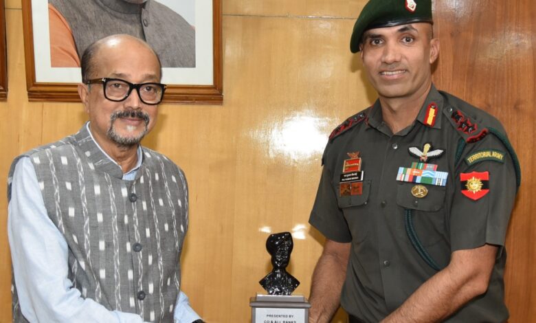 राज्यपाल डेका से छत्तीसगढ़ टेरियर्स के कमांडिंग आफिसर ने की सौजन्य भेंट राज्यपाल डेका से छत्तीसगढ़ टेरियर्स के कमांडिंग आफिसर ने की सौजन्य भेंट