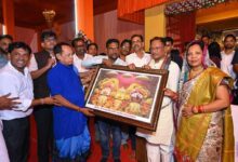 भगवान जगन्नाथ मंदिर के प्राण प्रतिष्ठा कार्यक्रम में शामिल होने पहुंचे मुख्यमंत्री श्री विष्णुदेव साय एवं धर्मपत्नी श्रीमती कौशल्या साय को ,श्री जगन्नाथ मंदिर समिति द्वारा श्री महाप्रभु का स्वरूप भेंट किया गया