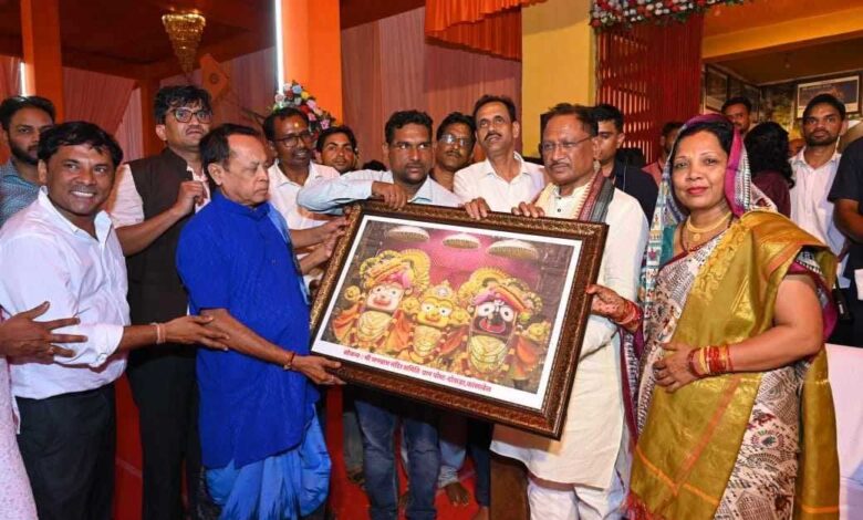 भगवान जगन्नाथ मंदिर के प्राण प्रतिष्ठा कार्यक्रम में शामिल होने पहुंचे मुख्यमंत्री श्री विष्णुदेव साय एवं धर्मपत्नी श्रीमती कौशल्या साय को ,श्री जगन्नाथ मंदिर समिति द्वारा श्री महाप्रभु का स्वरूप भेंट किया गया भगवान जगन्नाथ मंदिर के प्राण प्रतिष्ठा कार्यक्रम में शामिल होने पहुंचे मुख्यमंत्री श्री विष्णुदेव साय एवं धर्मपत्नी श्रीमती कौशल्या साय को ,श्री जगन्नाथ मंदिर समिति द्वारा श्री महाप्रभु का स्वरूप भेंट किया गया