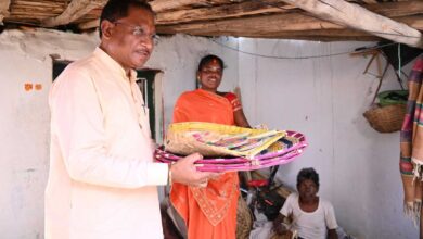 मुख्यमंत्री श्री विष्णु देव साय ने कमार बस्ती में बांस शिल्प को सराहा: परिवार में शादी के लिए स्वयं खरीदे पर्रा, धुकना और सुपा