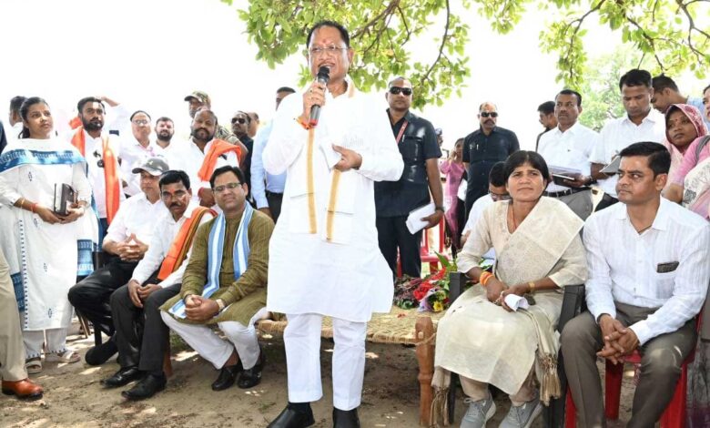 महुआ पेड़ की छांव में सुशासन की चौपाल: चुकतीपानी में मुख्यमंत्री का अचानक दौरा, बैगा समुदाय ने जताया आत्मीय स्वागत महुआ पेड़ की छांव में सुशासन की चौपाल: चुकतीपानी में मुख्यमंत्री का अचानक दौरा, बैगा समुदाय ने जताया आत्मीय स्वागत