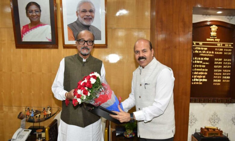 कृषि विश्वविद्यालय के कुलपति डॉ. चंदेल ने राज्यपाल श्री डेका को दिया आम महोत्सव में आने का न्यौता कृषि विश्वविद्यालय के कुलपति डॉ. चंदेल ने राज्यपाल श्री डेका को दिया आम महोत्सव में आने का न्यौता