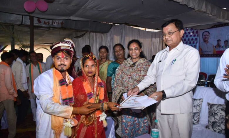 मुख्यमंत्री कन्या विवाह योजना के तहत 48 जोड़े परिणय सूत्र में बंधे मुख्यमंत्री कन्या विवाह योजना के तहत 48 जोड़े परिणय सूत्र में बंधे