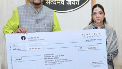 राज्यपाल श्री डेका ने पहलगाम आतंकी हमले में जान गंवाने वाले स्वर्गीय श्री अग्रवाल के परिजनों को दी सहायता राशि