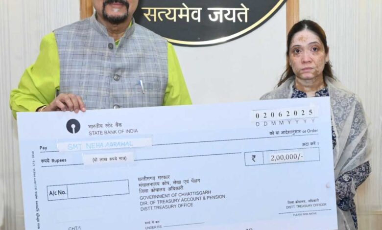 राज्यपाल श्री डेका ने पहलगाम आतंकी हमले में जान गंवाने वाले स्वर्गीय श्री अग्रवाल के परिजनों को दी सहायता राशि