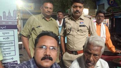 धमतरी पुलिस ने लापता बुजुर्ग को ढूंढ निकाला चार दिनों बाद मिले लापता बुजुर्ग पुलिस ने कड़ी मेहनत कर ढूंढा लापता बुजुर्ग को