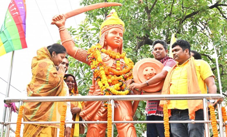वीरांगना रानी दुर्गावती शहादत दिवस पर मंत्री श्रीमती लक्ष्मी राजवाड़े ने की अर्पित पुष्पांजलि वीरांगना रानी दुर्गावती शहादत दिवस पर मंत्री श्रीमती लक्ष्मी राजवाड़े ने की अर्पित पुष्पांजलि