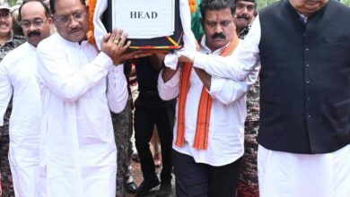 मुख्यमंत्री ने शहीद एएसपी श्री आकाश राव गिरपुंजे को दी श्रद्धांजलि: पार्थिव शरीर को कंधा देकर दी अंतिम विदाई