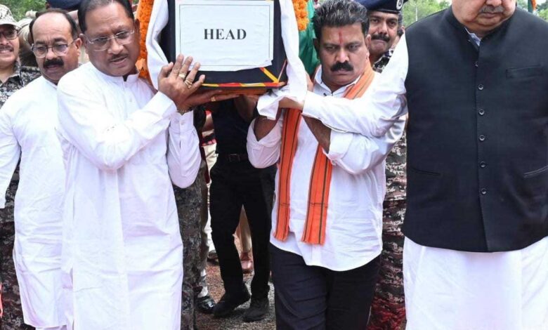 मुख्यमंत्री ने शहीद एएसपी श्री आकाश राव गिरपुंजे को दी श्रद्धांजलि: पार्थिव शरीर को कंधा देकर दी अंतिम विदाई मुख्यमंत्री ने शहीद एएसपी श्री आकाश राव गिरपुंजे को दी श्रद्धांजलि: पार्थिव शरीर को कंधा देकर दी अंतिम विदाई