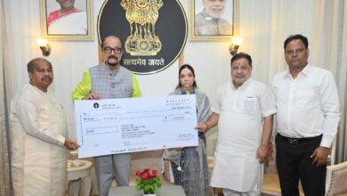 राज्यपाल श्री डेका ने पहलगाम आतंकी हमले में जान गंवाने वाले स्वर्गीय श्री अग्रवाल के परिजनों को दी 2 लाख रूपये की सहायता राशि