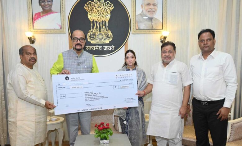 राज्यपाल श्री डेका ने पहलगाम आतंकी हमले में जान गंवाने वाले स्वर्गीय श्री अग्रवाल के परिजनों को दी 2 लाख रूपये की सहायता राशि राज्यपाल श्री डेका ने पहलगाम आतंकी हमले में जान गंवाने वाले स्वर्गीय श्री अग्रवाल के परिजनों को दी 2 लाख रूपये की सहायता राशि