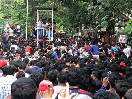 बेंगलुरु कांड: सामने आया बड़ा सच, पुलिस ने RCB को चेतावनी दी थी, लेकिन फ्रेंचाइजी ने… बेंगलुरु कांड: सामने आया बड़ा सच, पुलिस ने RCB को चेतावनी दी थी, लेकिन फ्रेंचाइजी ने…