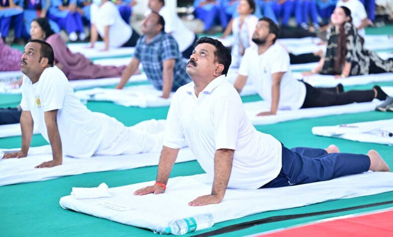 अंतर्राष्ट्रीय योग दिवस पर कवर्धा में भव्य ‘योग संगम’, उपमुख्यमंत्री श्री विजय शर्मा ने लिया भाग अंतर्राष्ट्रीय योग दिवस पर कवर्धा में भव्य ‘योग संगम’, उपमुख्यमंत्री श्री विजय शर्मा ने लिया भाग