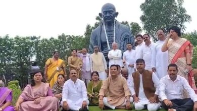 खाद-बीज संकट पर सदन में विपक्ष का हंगामा, निलंबित होने के बाद धरने पर बैठे… खाद-बीज संकट पर सदन में विपक्ष का हंगामा, निलंबित होने के बाद धरने पर बैठे…