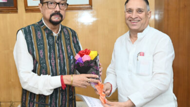 रायपुर : राज्यपाल श्री डेका से महावीर अंतरमहाद्वीपीय सेवा संगठन के महासचिव ने की सौजन्य भें