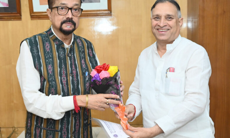 रायपुर : राज्यपाल श्री डेका से महावीर अंतरमहाद्वीपीय सेवा संगठन के महासचिव ने की सौजन्य भें