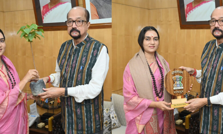 रायपुर : राज्यपाल श्री डेका से वाटर वुमेन सुश्री पाठक ने की सौजन्य भेंट