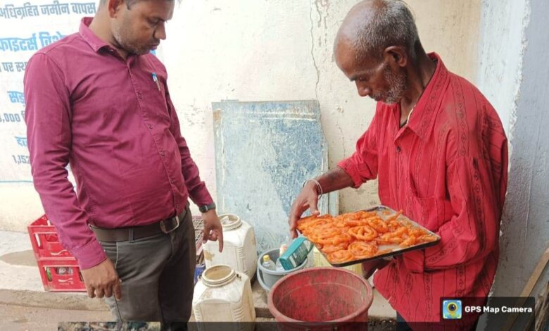 रायपुर : बरसात में मिलावटी खाद्य सामग्री पर प्रशासन सख्त रायपुर : बरसात में मिलावटी खाद्य सामग्री पर प्रशासन सख्त