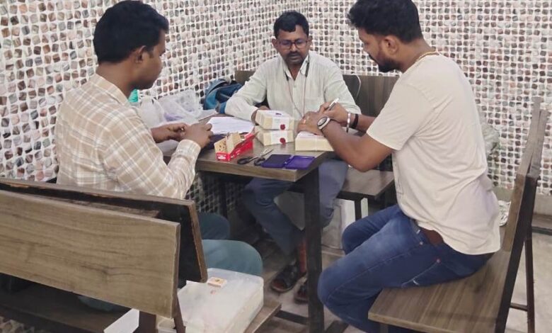 नकली खोवा एवं मिठाइयों जांच के लिए दुकानों पर औचक दबिश नकली खोवा एवं मिठाइयों जांच के लिए दुकानों पर औचक दबिश