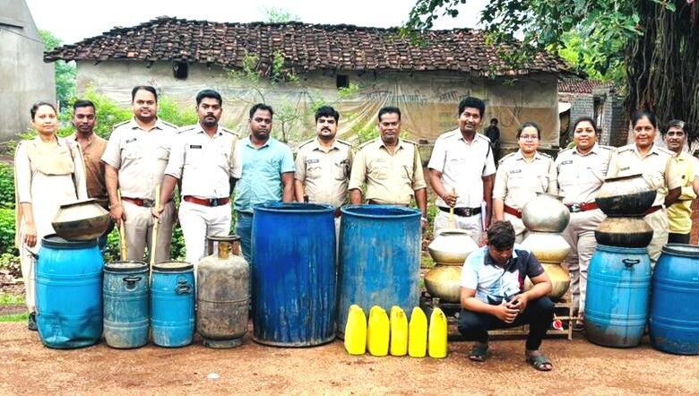 75 लीटर कच्ची शराब और 900 किलोग्राम गुड़ निर्मित पाश जब्त 75 लीटर कच्ची शराब और 900 किलोग्राम गुड़ निर्मित पाश जब्त
