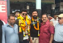 देहरादून में गोल्ड जीतकर लौटे अयान ख्वाजा का रायपुर रेलवे स्टेशन पर भव्य स्वागत