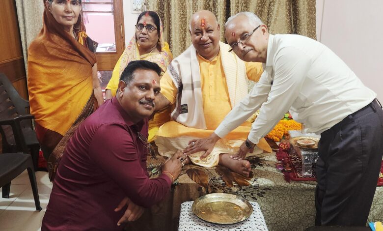 आचार्य जी के कैंम्प 01 निवास पर गुरु पूर्णिमा मनी…. आचार्य पंडित ओमप्रकाश द्विवेदी बोले-ईश्वर प्राप्ति के पथ प्रदर्शक हैं गुरु… आचार्य जी के कैंम्प 01 निवास पर गुरु पूर्णिमा मनी…. आचार्य पंडित ओमप्रकाश द्विवेदी बोले-ईश्वर प्राप्ति के पथ प्रदर्शक हैं गुरु…