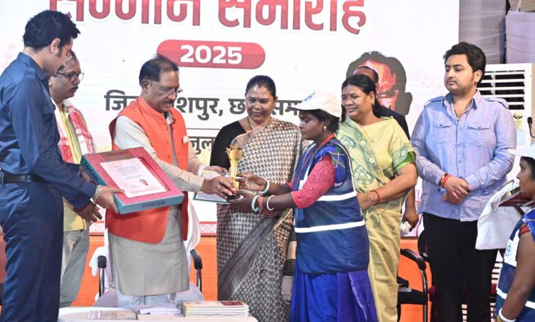 स्वच्छता हम सभी की है जिम्मेदारी – मुख्यमंत्री श्री विष्णु देव साय स्वच्छता हम सभी की है जिम्मेदारी – मुख्यमंत्री श्री विष्णु देव साय
