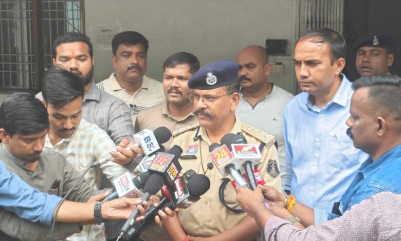 थाना मंदिर हसौद क्षेत्रांतर्गत ग्राम उमरिया स्थित पेट्रोल पंप में लूट व हत्या की घटना को अंजाम देने वाले 02 आरोपी गिरफ्तार थाना मंदिर हसौद क्षेत्रांतर्गत ग्राम उमरिया स्थित पेट्रोल पंप में लूट व हत्या की घटना को अंजाम देने वाले 02 आरोपी गिरफ्तार