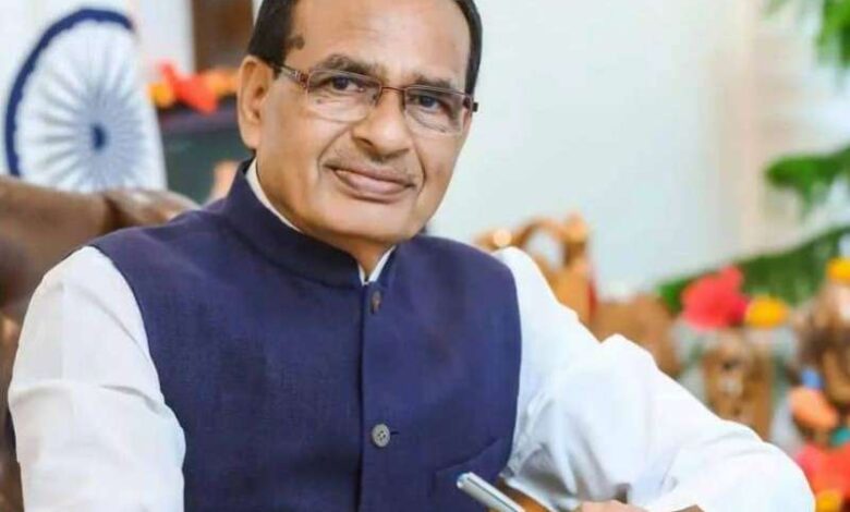 नकली बीज पर सख्त हुए शिवराज सिंह, खेत में उतरकर जताई नाराजगी नकली बीज पर सख्त हुए शिवराज सिंह, खेत में उतरकर जताई नाराजगी