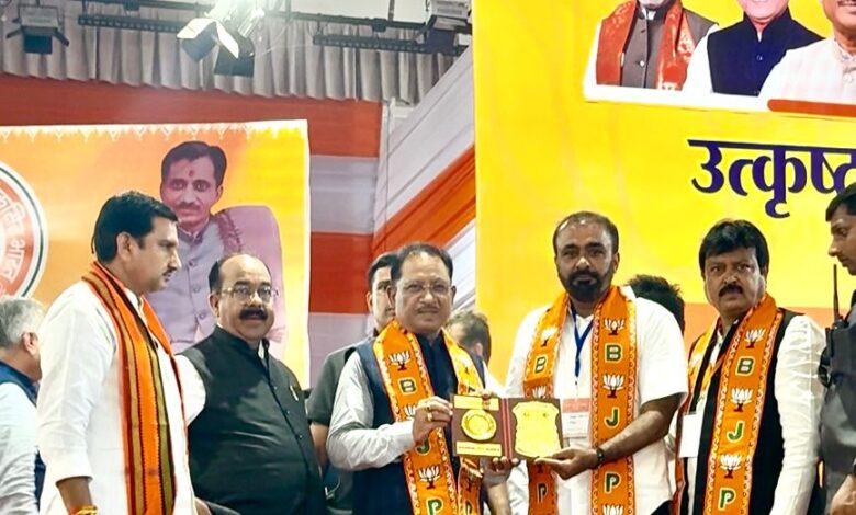 सदस्यता अभियान में उत्कृष्ट कार्य के लिए अब्दुल गफ्फार मेमन को मुख्यमंत्री विष्णु देव साय ने किया सम्मानित.. सदस्यता अभियान में उत्कृष्ट कार्य के लिए अब्दुल गफ्फार मेमन को मुख्यमंत्री विष्णु देव साय ने किया सम्मानित..