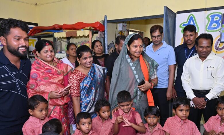 मंत्री लक्ष्मी राजवाड़े ने दंतेवाड़ा में महिला और बाल कल्याण योजनाओं का किया औचक निरीक्षण मंत्री लक्ष्मी राजवाड़े ने दंतेवाड़ा में महिला और बाल कल्याण योजनाओं का किया औचक निरीक्षण