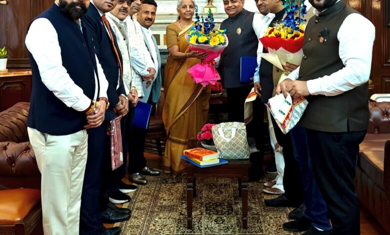 केंद्रीय वित्त मंत्री से मिला चेंबर प्रतिनिधिमंडल,जीएसटी सरलीकरण से सम्बंधित 21 सूत्रीय सौंपा ज्ञापन