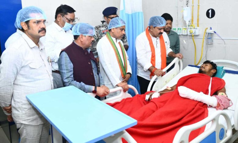 उपमुख्यमंत्री श्री विजय शर्मा ने मेडिकल कॉलेज हॉस्पिटल पहुंच आईडी ब्लास्ट में घायल ग्रामीण और भालू के हमले में घायल जवान से भेंटकर पूछा स्वास्थ्य का हाल उपमुख्यमंत्री श्री विजय शर्मा ने मेडिकल कॉलेज हॉस्पिटल पहुंच आईडी ब्लास्ट में घायल ग्रामीण और भालू के हमले में घायल जवान से भेंटकर पूछा स्वास्थ्य का हाल