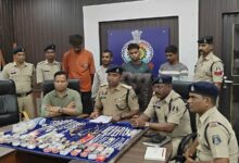 ज्वेलरी दुकान में चोरी करने वाला निगरानी बदमाश अपने साथियों के साथ पुलिस गिरफ्त में