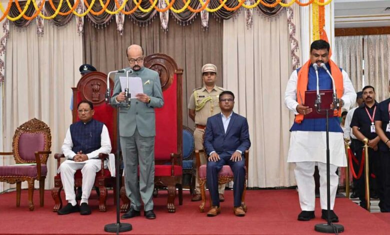 राज्यपाल श्री डेका ने दिलाई तीन मंत्रियों को शपथ राज्यपाल श्री डेका ने दिलाई तीन मंत्रियों को शपथ