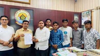 कुलसचिव को सौंपा ज्ञापन – परीक्षा शुल्क से अधिक ‘चैलेंज’ फीस; जांच में गलती, फिर भी नहीं लौटाएंगे पैसे