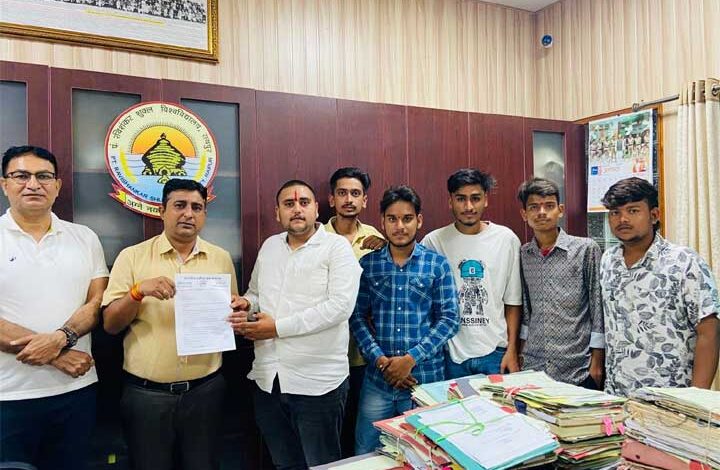 कुलसचिव को सौंपा ज्ञापन – परीक्षा शुल्क से अधिक ‘चैलेंज’ फीस; जांच में गलती, फिर भी नहीं लौटाएंगे पैसे कुलसचिव को सौंपा ज्ञापन – परीक्षा शुल्क से अधिक ‘चैलेंज’ फीस; जांच में गलती, फिर भी नहीं लौटाएंगे पैसे