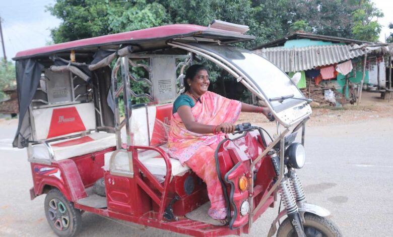 ई-रिक्शा से बनी आत्मनिर्भर गायत्री, स्वावलंबी की सफर से बनी लखपति दीदी