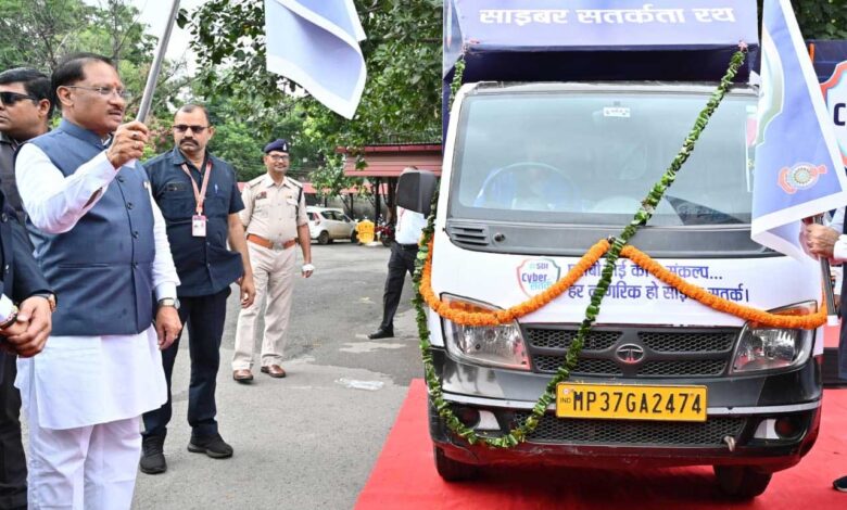 मुख्यमंत्री श्री साय ने एसबीआई साइबर सुरक्षा रथ को झंडी दिखाकर किया रवाना