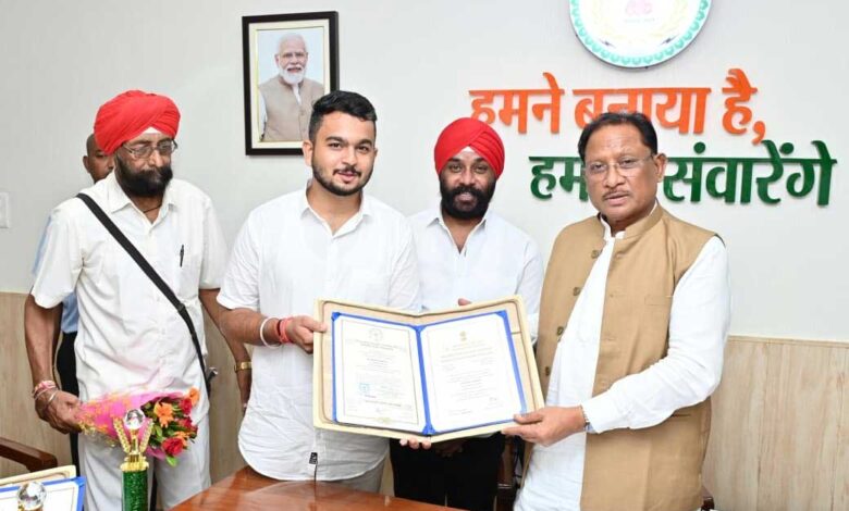 मुख्यमंत्री श्री विष्णु देव साय से राष्ट्रपति सम्मान से सम्मानित देवाशीष और मनतृप्त कौर ने की सौजन्य मुलाकात मुख्यमंत्री श्री विष्णु देव साय से राष्ट्रपति सम्मान से सम्मानित देवाशीष और मनतृप्त कौर ने की सौजन्य मुलाकात